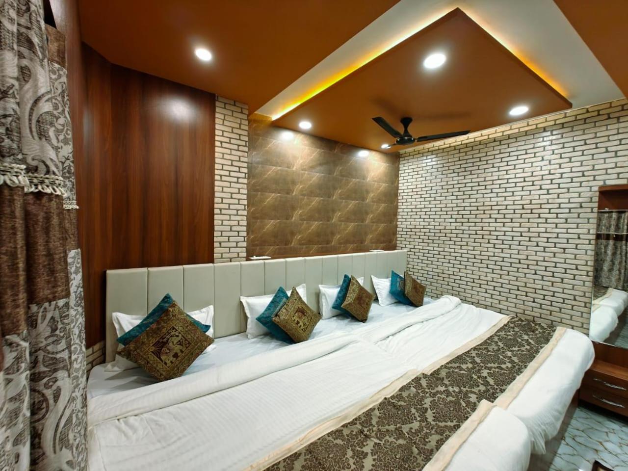 Shri Kailash Pati Guest House- Opposite Kashi Vishwanath Temple Varanasi Exterior photo