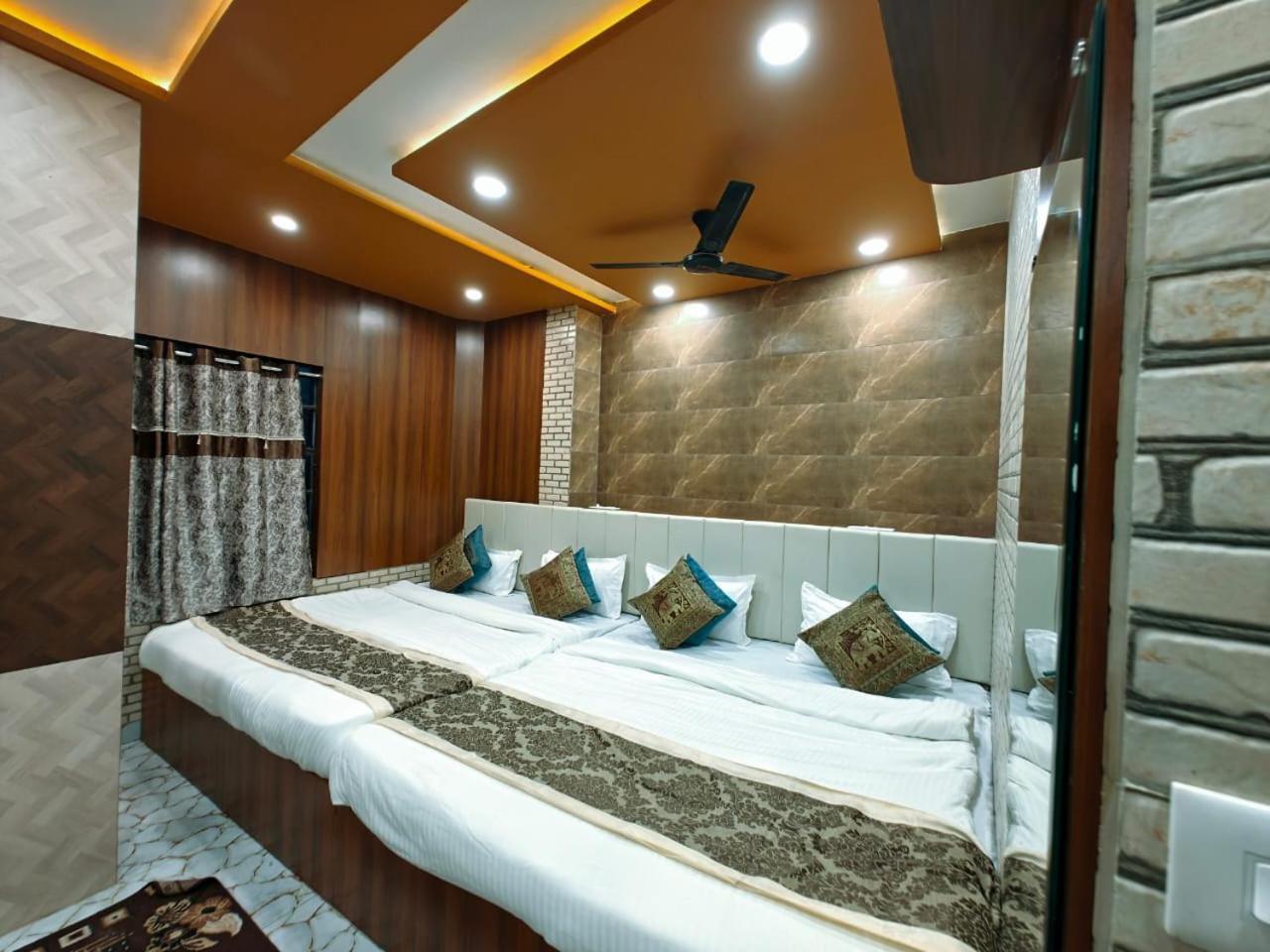 Shri Kailash Pati Guest House- Opposite Kashi Vishwanath Temple Varanasi Exterior photo