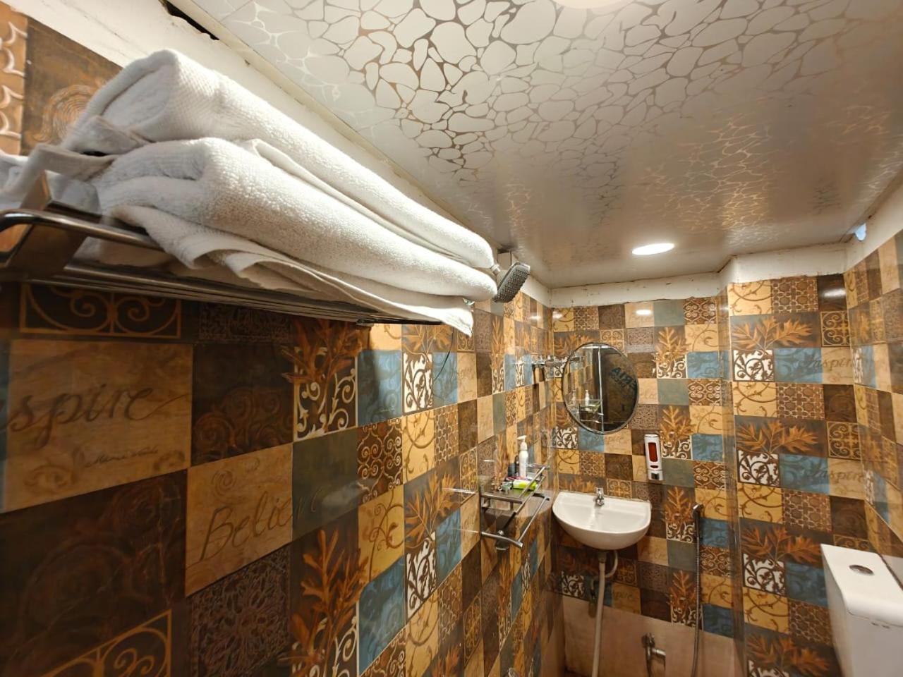 Shri Kailash Pati Guest House- Opposite Kashi Vishwanath Temple Varanasi Exterior photo